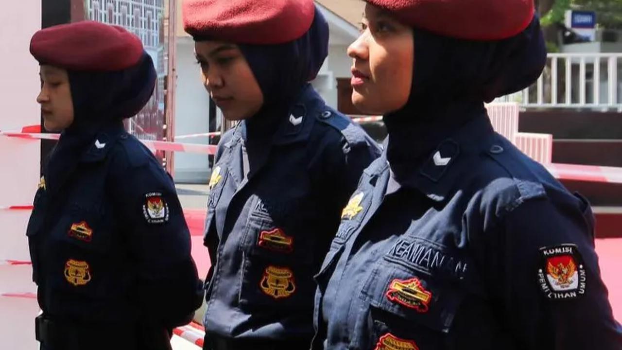 Petugas Komisi Pemilihan Umum (KPU) saat mengikuti apel kegiatan gladi bersih pendaftaran calon presiden dan calon wakil presiden di Kantor KPU, Jakarta, Rabu (18/10/2023).
