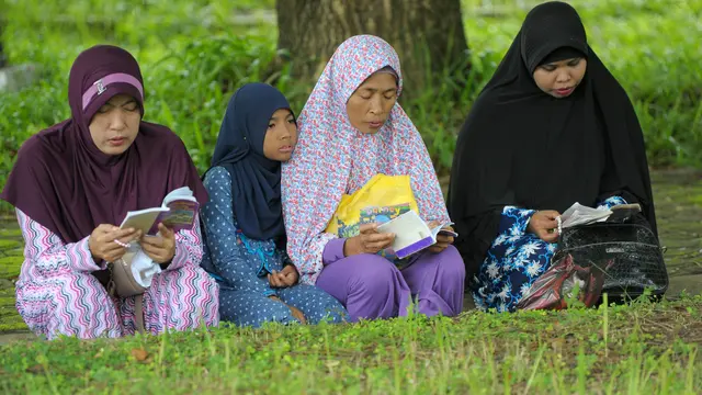 20161226-Peziarah Penuhi Makam Korban Tsunami Aceh-Indonesia
