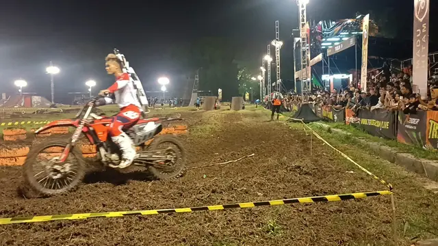 Pembalap Muda Jawa Timur M. Zidane usai raih kemenangan Putaran Perdana Trial Game Dirt 2025 Semarang. (Foto: Liputan6.com/ Felek Wahyu)