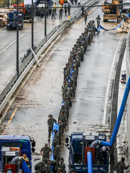 <p>Beberapa jenazah ditemukan dari dalam bus. Sementara sembilan orang berhasil diselamatkan. (Chung Byung-hyuck/Newsis via AP)</p>
