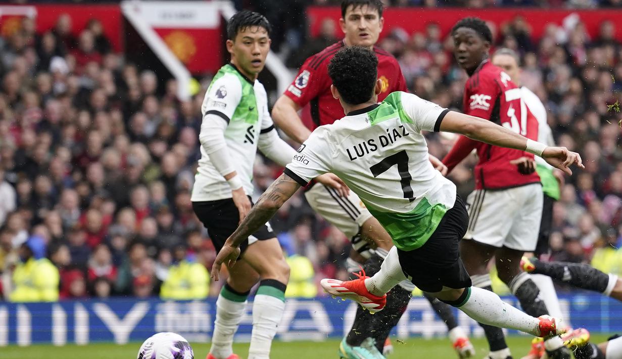 Gelandang Liverpool, Luis Diaz mencetak gol pertama timnya ke gawang Manchester United pada laga pekan ke-32 Premier League 2023/2024 di Old Trafford Stadium, Manchester, Minggu (7/4/2024). (AP Photo/Dave Thompson)
