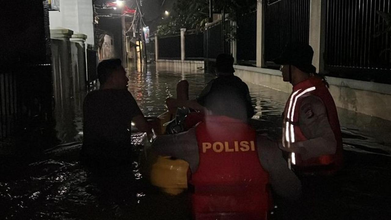 Polisi Sigap Evakuasi Warga Terdampak Banjir Ciracas Jakarta Timur