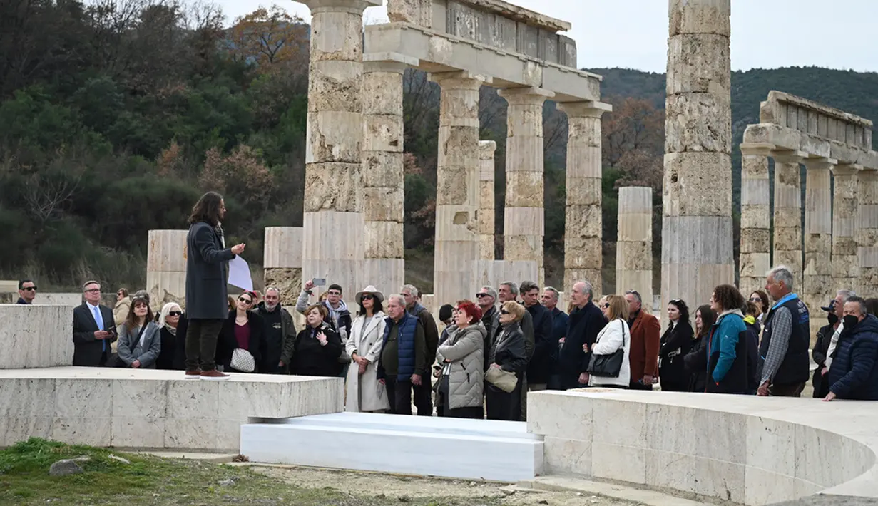 Perdana Menteri Yunani Kyriakos Mitsotakis yang menghadiri upacara pembukaan kembali situs ini menggambarkannya sebagai “monumen penting bagi dunia”. (AP Photo/Giannis Papanikos)