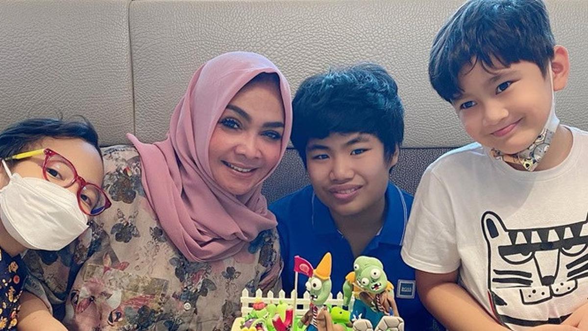 5 Momen Rieta Amilia Beri Kejutan Ulang Tahun ke-17 untuk Gavrel Sang Anak Angkat, Penuh Keharuan