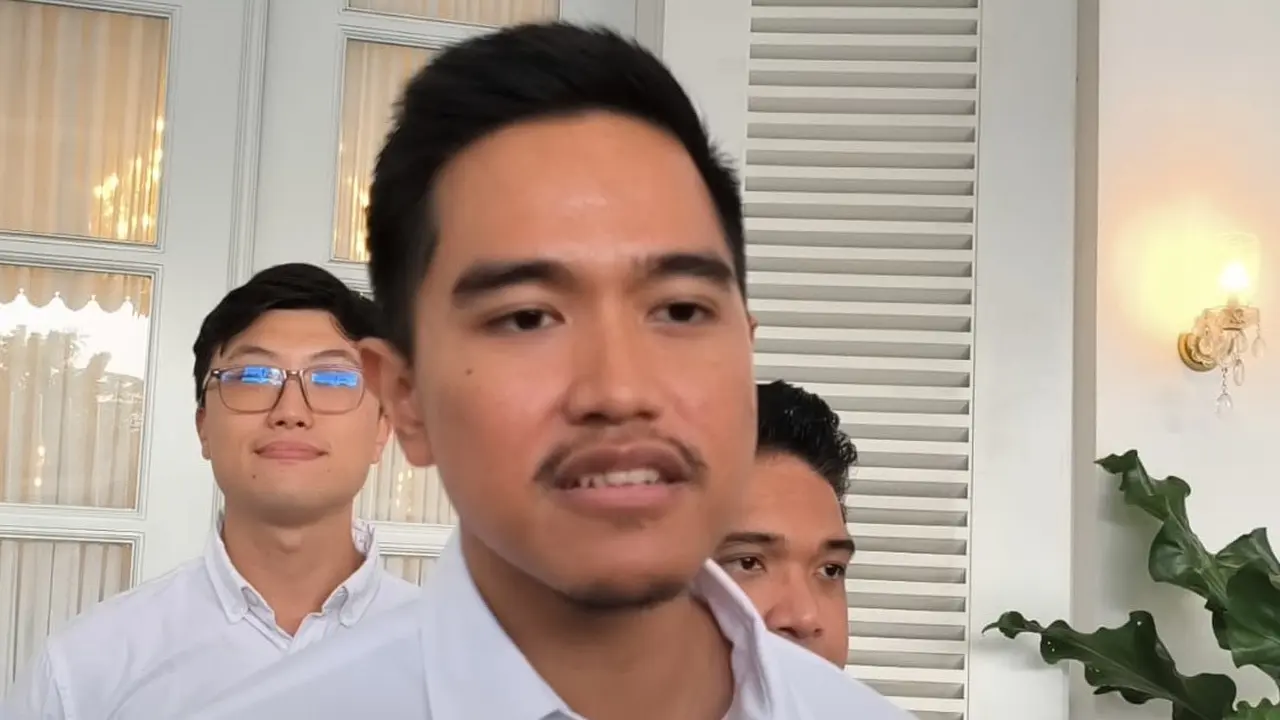 Ketua Umum Partai Solidaritas Indonesia (PSI) Kaesang Pangarep menyambangi Balai Kota Jakarta, Kamis (12/6/2025). (Liputan6.com/Muhammad Radityo Priyasmoro)