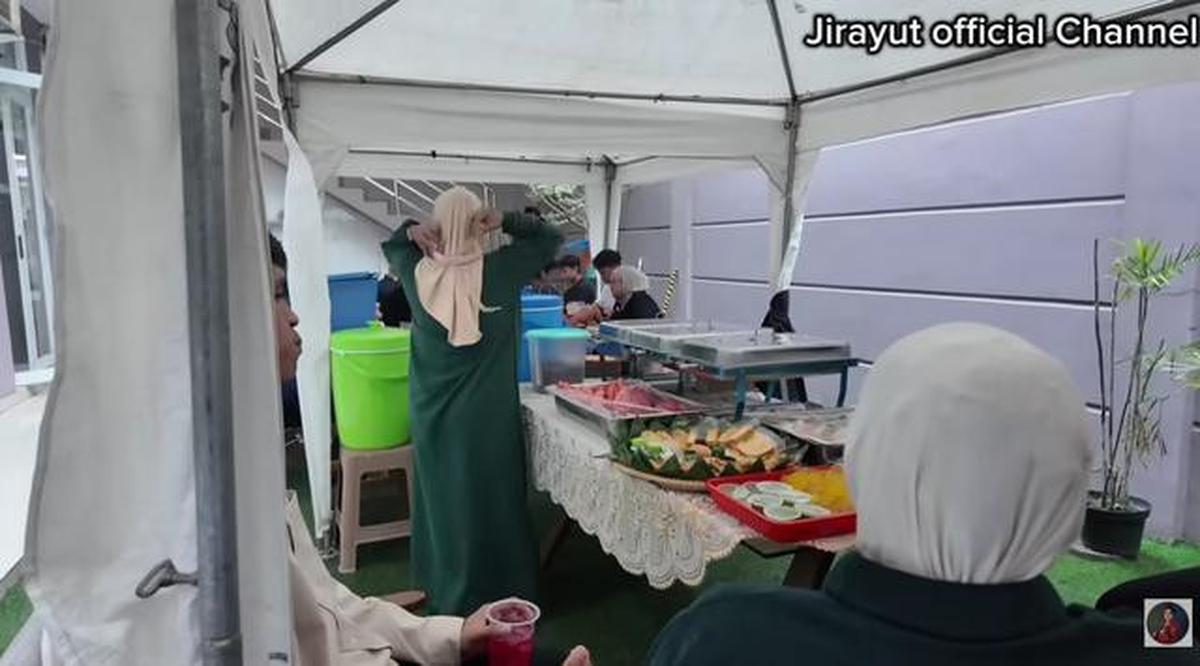 9 Potret Halaman Belakang Rumah Jirayut di Indonesia, Nyaman untuk Acara Keluarga