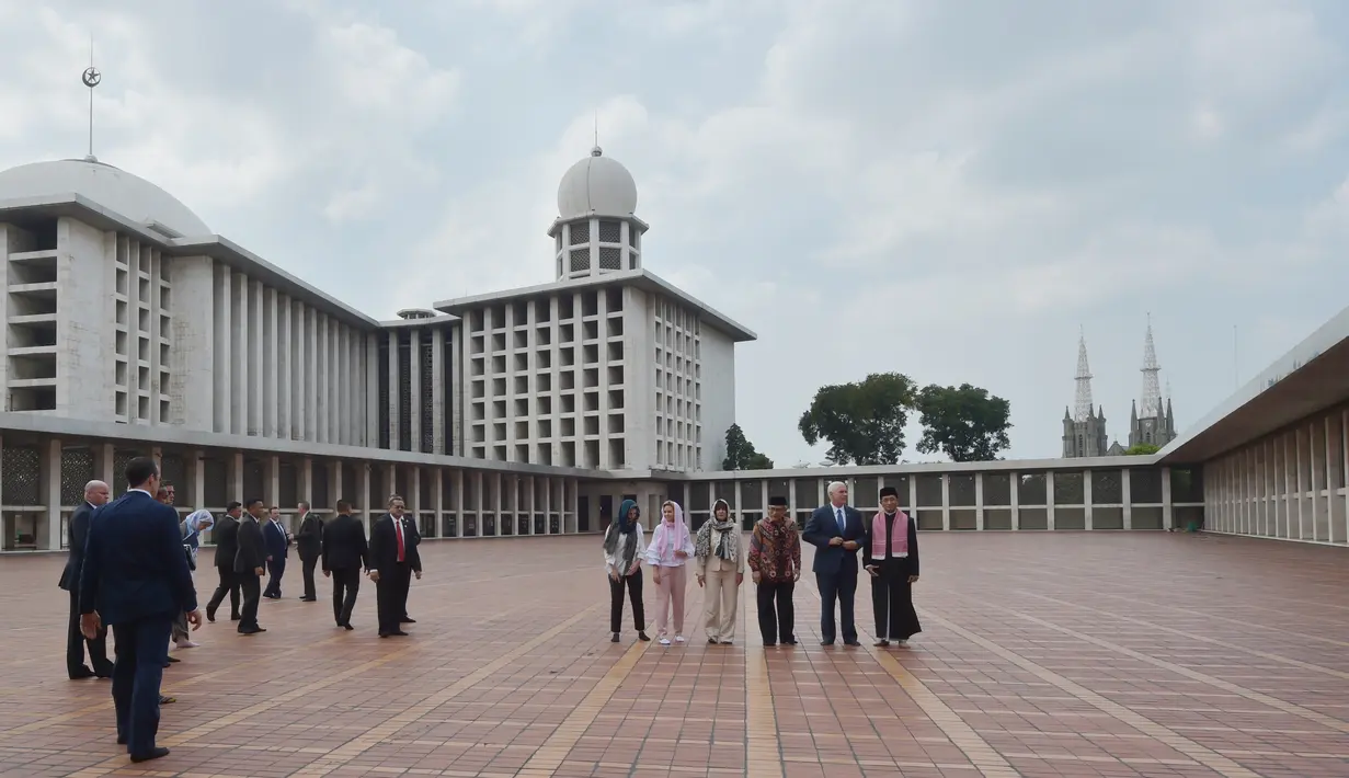 Wakil Presiden AS Mike Pence didampingi oleh Imam Besar Nasaruddin Umar dan Ketua Dewan Eksekutif Manajemen Masjid Istiqlal Muhammad Muzammil Basyuni melihat suasana Masjid Istiqlal di Jakarta, Rabu (20/4). (AFP Photo / Pool / Adek Berry)