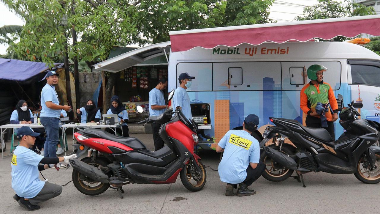 FOTO: Antusiasme Warga Ikut Uji Emisi Gratis