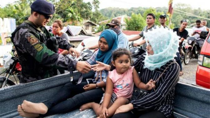 Militer Filipina memeriksa semua kendaraan sehari sebelum referendum pembentukan wilayah otonomi Bangsa Moro di Mindanao, Filipina selatan (20/1) (AFP PHOTO)