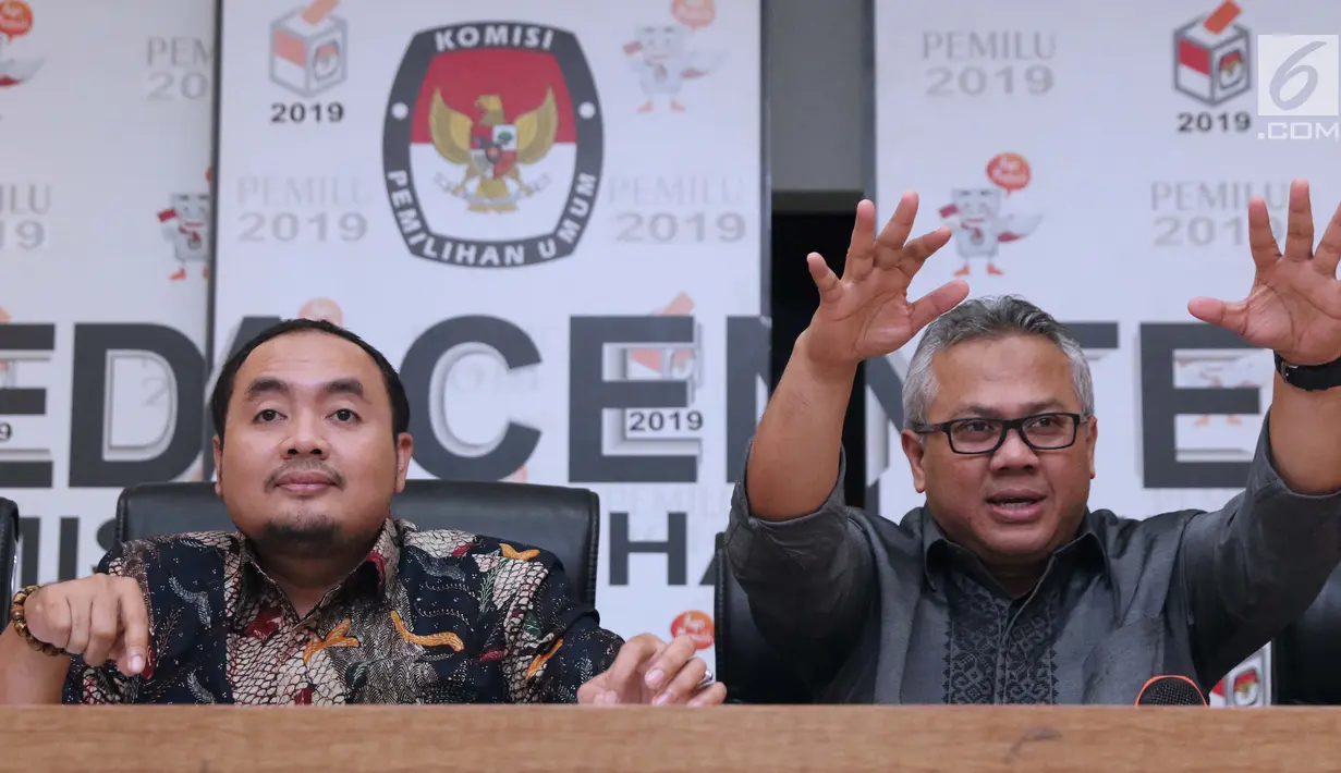Ketua KPU RI, Arief Budiman (kanan) bersama Komisioner Bawaslu, Muhammad Afifudin saat menyampaikan hasil Laporan Penerimaan Sumbangan Dana Kampanye (LPSDK) Partai Politik peserta Pemilu 2019 di Jakarta, Rabu (2/1). (Liputan6.com/Helmi Fithriansyah)
