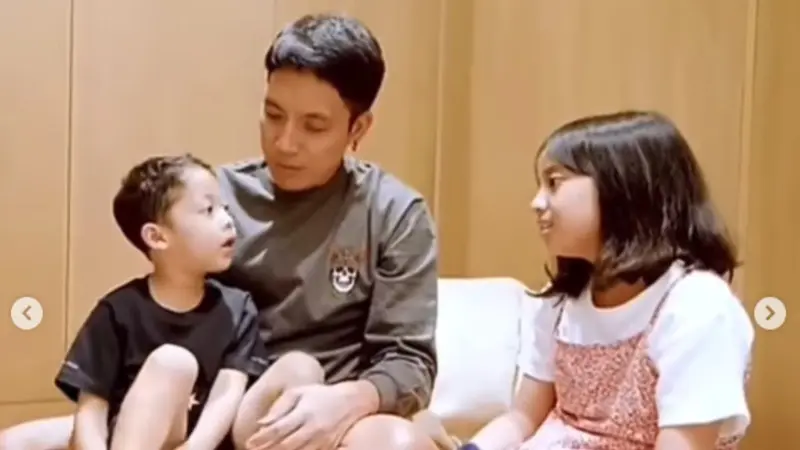 Desta Panik Saat Anak Bungsu Minta Adik, Komentar Si Sulung Jadi Sorotan: Nanti  Makin Banyak Tangisan - ShowBiz Liputan6.com