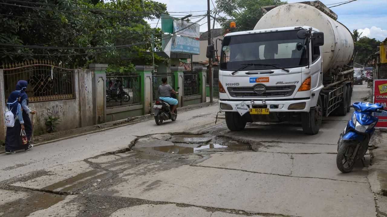 Kondisi Jalan Raya Tanjung Pasir Tangerang Rusak Parah Akibat Dilewati Truk-Truk Besar