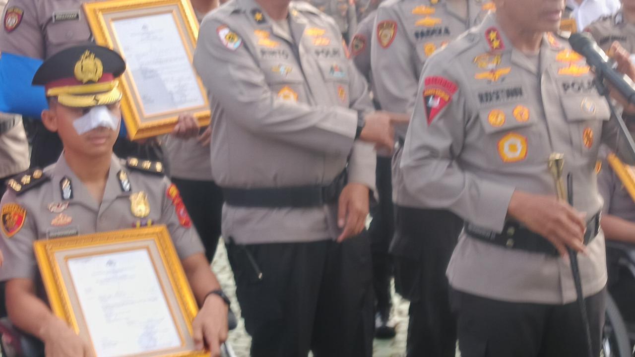 Sejumlah personel polisi yang mendapat kenaikan pangkat luar biasa dari Kapolri bersama Kapolda Jabar dan sejumlah PJU di Mapolda Jabar
