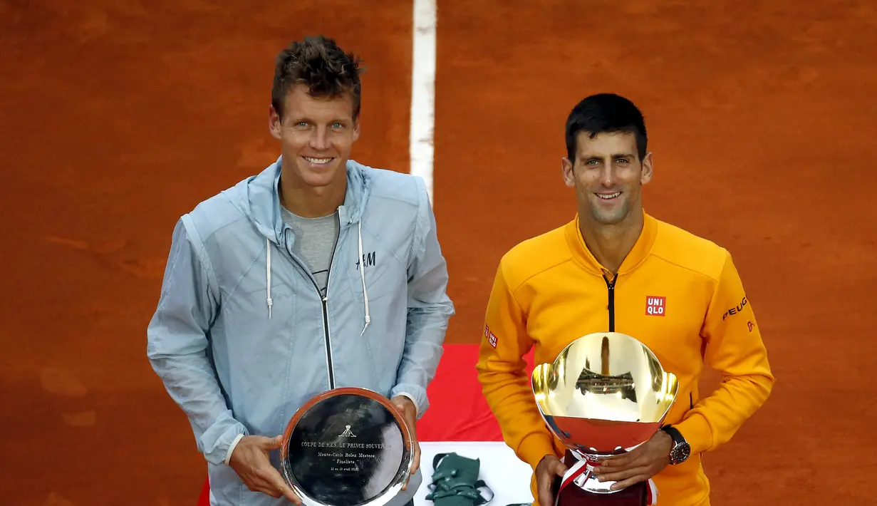 Thomas Berdych (kiri) dan Novak Djokovic (kanan) berpose usai melangsungkan pertandingan ketat di final Monte Carlo Masters (REUTERS/Jean-Paul Pelissier)