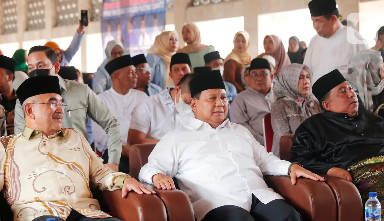Prabowo tiba mengenakan kemeja putih lengan panjang dengan peci hitam. Ia disambut oleh Ketua Umum DPP BKPRMI Said Aldi Al Irus. (Liputan6.com/Angga Yuniar)