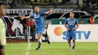 Sergio Van Dijk saat merayakan gol pada laga Persib vs Persipura di Stadion Si Jalak Harupat, Bandung, (12/11/2016). (Bola.com/Nicklas Hanoatubun)