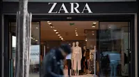 Seorang pria duduk di depan toko Zara di pusat kota Nantes, Prancis barat, pada 25 Maret 2021. (LOIC VENANCE / AFP)
