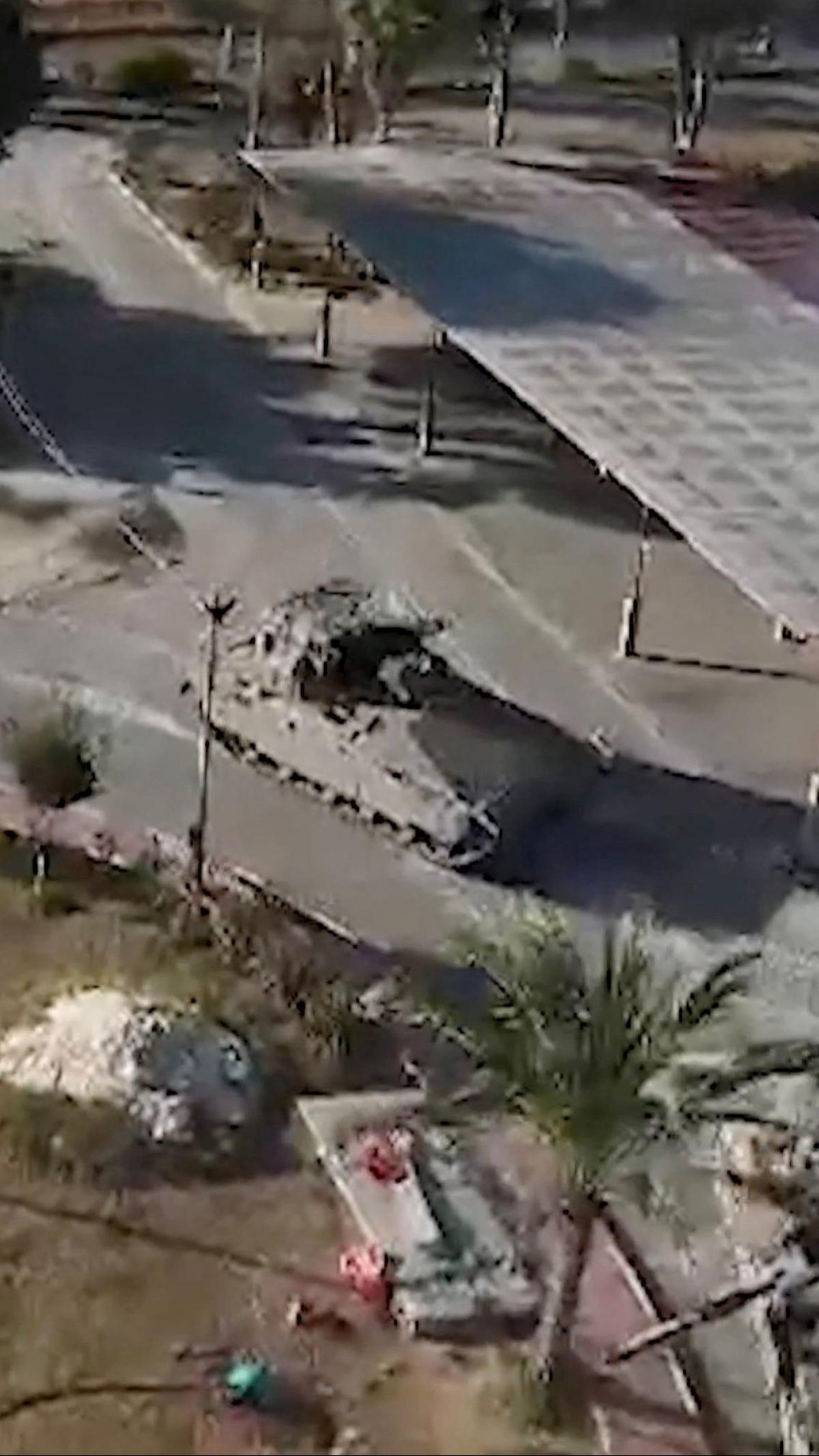 Dalam gambar yang dirilis Pasukan Pertahanan Israel (IDF) pada 7 Mei 2024, tank-tank Israel tampak menguasai pintu perbatasan Rafah.&nbsp;Foto: Israeli Army/AFP
