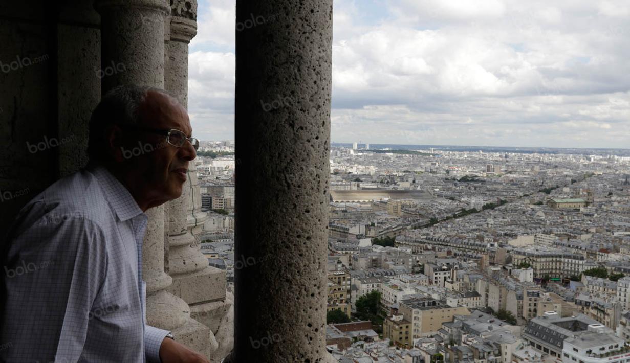 Dari atas Bassilique du Sacre-Coeur pengunjung bisa memandang hamparan pesona keindahan Kota Paris. (Bola.com/Vitalis Yogi Trisna)