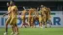 <p>Para pemain Bhayangkara FC merayakan gol penyeimbang 1-1 ke gawang Persebaya Surabaya yang dicetak Anderson Salles dalam babak penyisihan Grup C Piala Presiden 2022 antara Bhayangkara FC melawan Persebaya Surabaya di Stadion Gelora Bandung Lautan Api, Bandung, Senin (13/06/2022). (Bola.com/Bagaskara Lazuardi)</p>