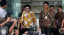 Wakil Ketua KPK Basaria Panjaitan mengantarkan Ketua Komnas HAM Imdadun Rahmat usai melakukan kunjungan terkait dugaan penyelewengan anggaran Komnas HAM, Jakarta, Rabu (2/11). (Liputan6.com/Johan Tallo)