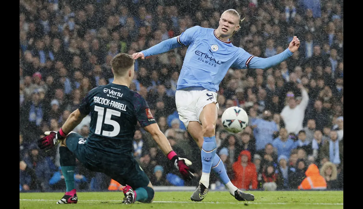 Pemain Manchester City, Erling Haaland mencetak gol kedua timnya ke gawang Burnley pada laga perempat final FA Cup 2022/2023 yang berlangsung di Etihad Stadium, Manchester, Minggu (19/03/2023) WIB. Haaland sukses mencetak hattrick untuk kemenangan 6-0 The Cityzens. (AP Photo/PA/Richard Serllers)