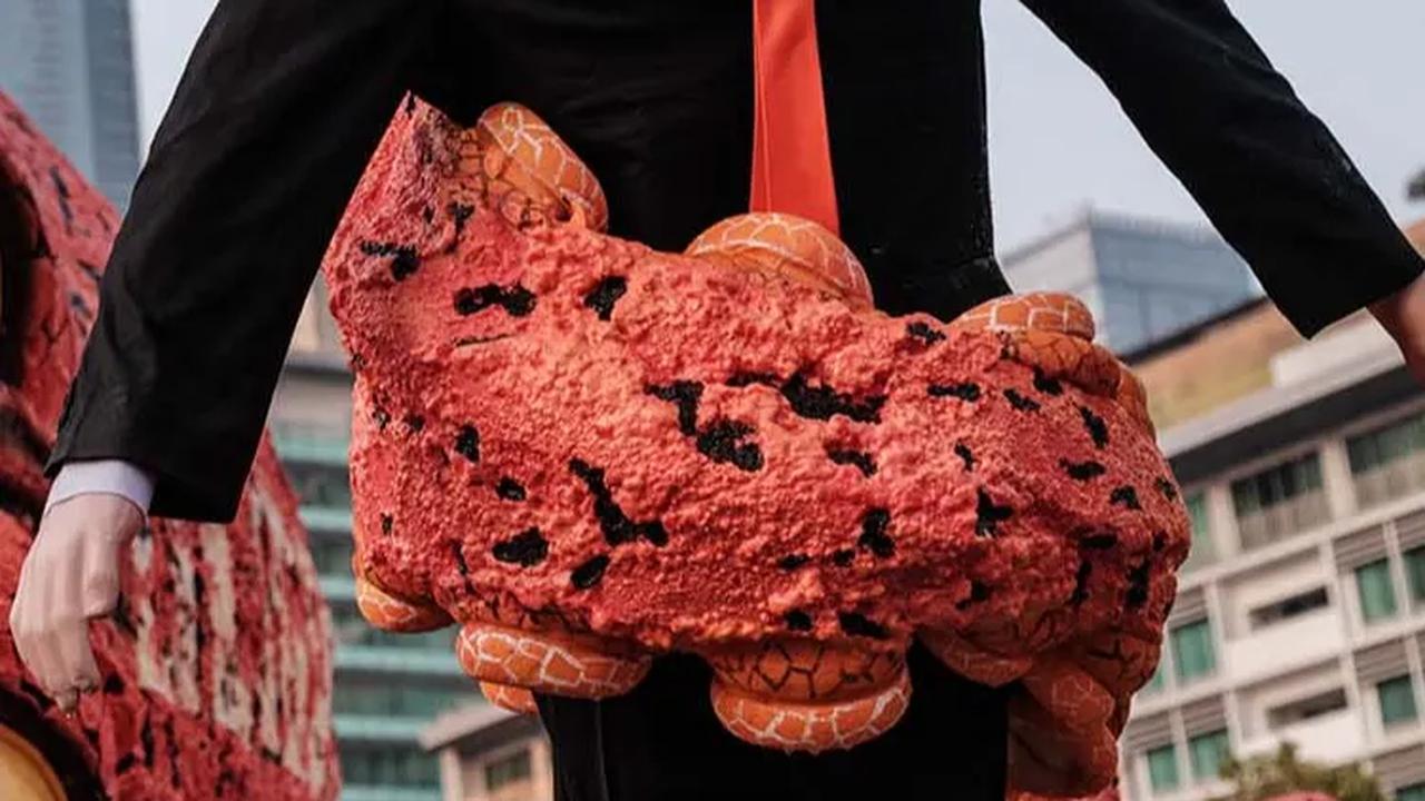 Dengan tentakelnya, monster gurita oligarki tampak mencengkeram tiga patung manekin yang menampilkan figur kandidat calon presiden, yakni Ganjar Pranowo, Prabowo Subianto, dan Anies Baswedan.