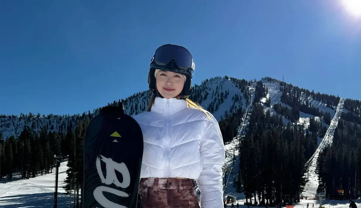 Tidak hanya satu lokasi saja, Wilo mengunjungi beberapa pegunungan yang ada di Negeri Paman Sam tersebut. Selanjutnya adalah Mt. Rose, Nevada, Amerika Serikat. Di tempat ini Wilo menikmati keseruan dalam bermain snowboarding. (Liputan6.com/IG/@natashawilona12)