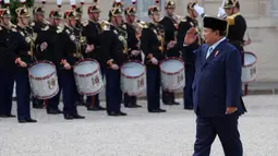 Presiden Prabowo Subianto mencatatkan sejarah sebagai Presiden Republik Indonesia pertama yang menjadi tamu kehormatan dalam upacara peringatan Hari Nasional Prancis atau Bastille Day di Paris, Senin (14/7/2025). (Ludovic MARIN/AFP)