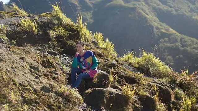 Mendaki Bersama Sahabat, Ini Potret Nadya Arina di Gunung Kelud