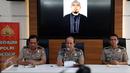 Kadiv Humas Polri Irjen Boy Rafli Amar (tengah) menggelar konferensi pers terkait bom Bandung, di Jakarta, Selasa (28/2). Boy Rafli Amar mengatakan, pelaku teror bom di Bandung diketahui pernah tergabung dalam kelompok perampok. (Liputan6.com/Johan Tallo)