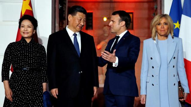 Presiden China Xin Jinping (kedua dari kiri) dan Presiden Prancis Emmanuel Macron (kedua dari kanan) bertemu di Paris (AFP/Jean-Paul Pellisier)