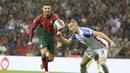 Pemain  Slovakia,  Denis Vavro, berusaha mengamankan bola saat melawan Portugal pada laga Kualifikasi EURO 2024 di Stadion Dragao, Sabtu (14/10/2023). Portugal menang dengan skor 3-2. (AP Photo/Luis Vieira)