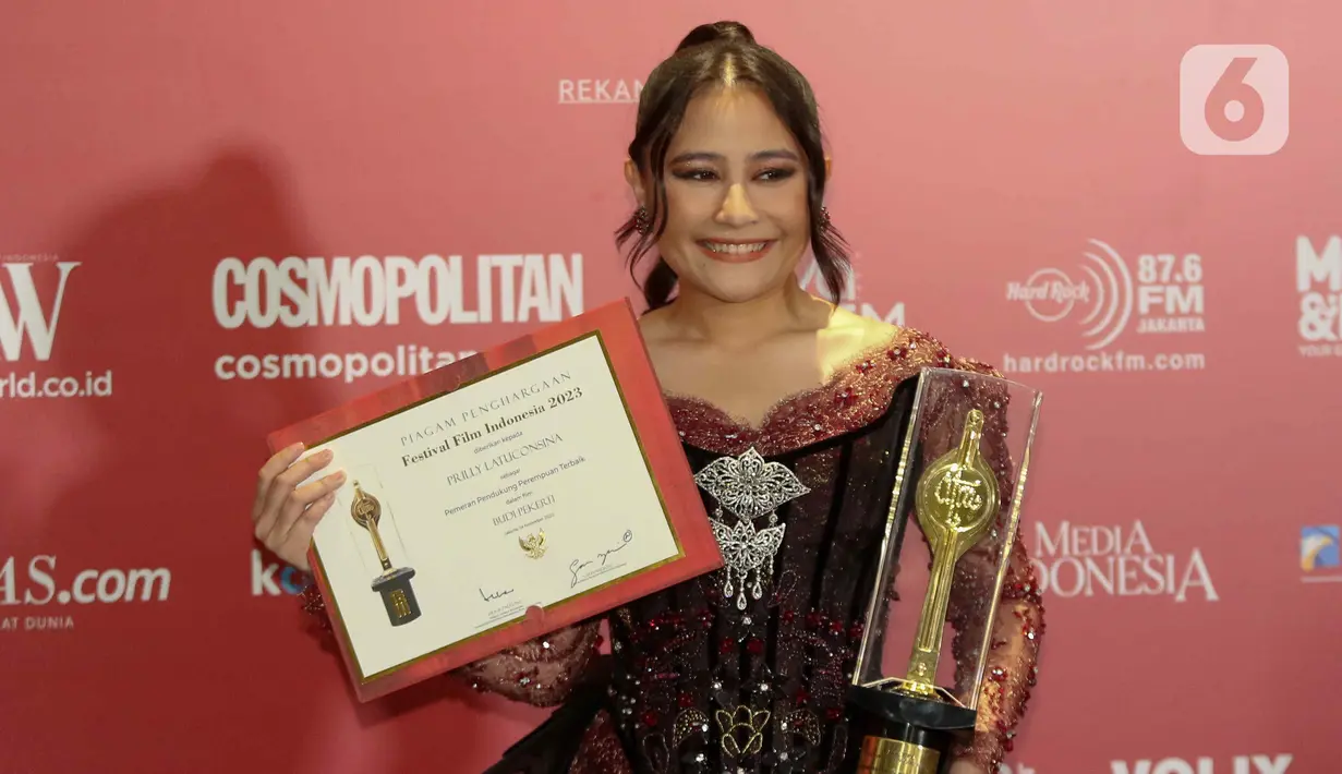 Aktris Prilly Latuconsina berpose memegang piala seusai menerima Anugerah Festival Film Indonesia (FFI) 2023 kategori Pemeran Pendukung Wanita Terbaik di Ciputra Artpreneur, Jakarta, Selasa (14/11/2023). (Liputan6.com/Herman Zakharia)