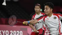 Ganda putri Indonesia Apriyani Rahayu (kanan) dan Greysia Polii bermain melawan Chen Qing Chen dan Jia Yi Fan dari China pada final badminton ganda putri Olimpiade Tokyo 2020 di Musashino Forest Sport, Senin (2/8/2021). Greysia / Apriyani menang 21-19 dan 21-15. (Alexander NEMENOV/AFP)