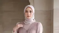20 Model Baju Pesta Hijab Simpel Elegan Terbaru 2025, Tampil Anggun Tanpa Berlebihan