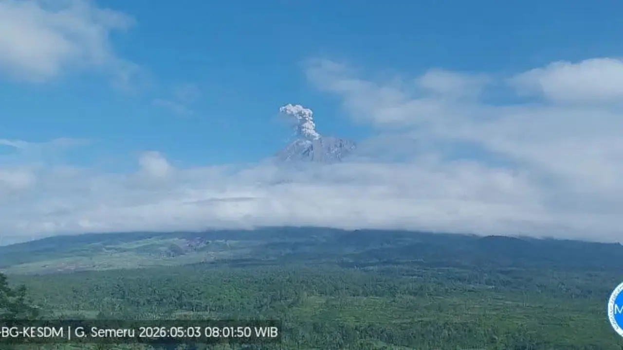 . Semeru Kembali Erupsi, Kolom Abu Capai 900 Meter, Meluncur ke Arah Barat Daya.