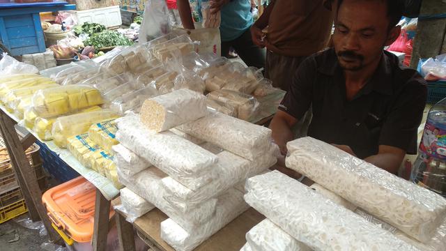 Pelemahan rupiah membuat harga kacang kedelai yang terus melejit. Akibatnya, ukuran tahu dan tempe kian mengecil. (Maulandy Rizki Bayu Kencana/Liputan6.com)