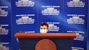 Seorang anak laki-laki berpose di belakang tribun pembicara di Istana Parlemen pada Hari Anak Internasional di Bucharest, Rumania, Selasa, Juni (1/6/2021). Istana Parlemen ini merupakan gedung administrasi terbesar kedua di dunia setelah Pentagon. (AP Photo/Vadim Ghirda)