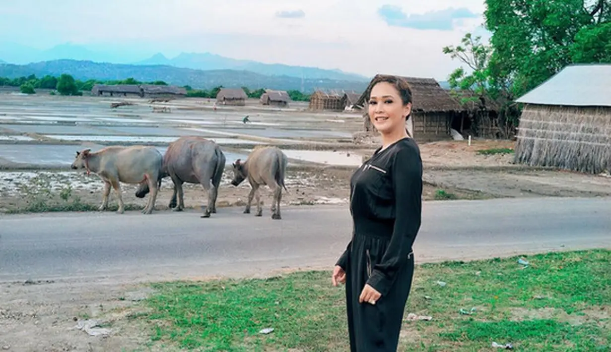 "(KUMPUL KEBO) Judule iki, wong ndeso, ora tau ndelok kebo, saiki kumpul karo kebo, jeprat jepret , dadi fotone.. Dasar Ndeso hahahah (yang tdk paham tolong diterjemahkan 😃)," tulis Maia Estianty sebagai keterangan foto. (Instagram/maiaestiantyreal)