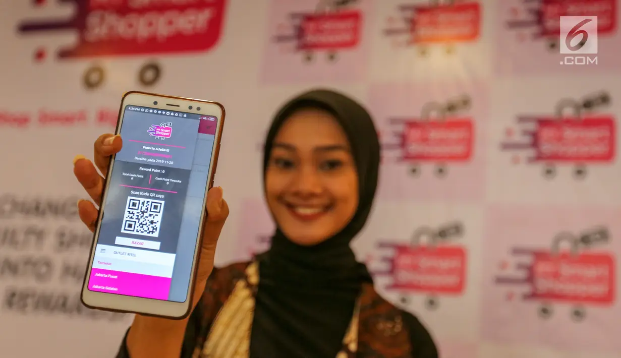 Model menunjukkan aplikasi My Smart Shopper ID Offline saat peluncuran di Jakarta, Jumat (22/6/2019). Aplikasi yang berbasis di Malaysia mulai melakukan ekspansi ke Indonesia sebagai solusi belanja ritel dalam bisnis e commerce. (Liputan6.com/Fery Pradolo)