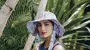 Tetap tampil stylish dengan topi bundar, gaya Debi terlihat beda dari biasanya. Tampil senada dengan busana yang ia kenakan, kekasih dari Marco Ivanos ini terlihat semakin menawan. Banyak potretnya yang stylish ini ia bagikan saat menjalani liburannya keliling Indonesia. (Liputan6.com/IG/@debisagita)
