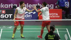 Ganda putri Indonesia, Greysia Polii/Apriyani Rahayu saat melawan Tang Jinhua/Zheng Yu (China) di perempat final Bulutangkis Asian Games 2018 di Istora Kompleks GBK, Sabtu (25/8). Greysia Polii/Apriyani Rahayu unggul. (Liputan6.com/Helmi Fithriansyah)