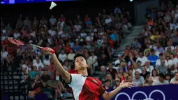Pebulutangkis Indonesia, Anthony Sinisuka Ginting berusaha mengembalikan bola saat menghadapi wakil Prancis, Toma Junior Popov pada laga terakhir Grup H nomor tunggal putra cabor bulutangkis Olimpiade Paris 2024 di Porte de la Chapelle Arena, Paris, Rabu (31/7/2024). Anthony Sinisuka Ginting kalah rubber-game 19-21, 21-17 dan 15-21. (Dok. NOC Indonesia/Naif Muhammad Al'as)
