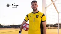 Maarten Paes mengenakan jersey kiper anyar Timnas Indonesia yang dirilis Erspo, Senin (10/3/2025). (Dok. Erspo)