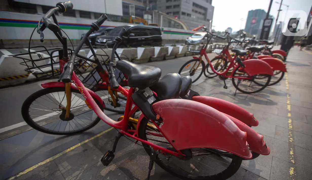 Kondisi tak terawat sepeda Gowes di kawasan Bundaran HI, Jakarta, Selasa (28/6/2022). Layanan sepeda sewa (bike sharing) dari Pemprov DKI Jakarta tampak tak terawat dari jok hilang hingga QR untuk menggunakan sepeda tersebut tidak bisa digunakan. (Liputan6.com/Faizal Fanani)