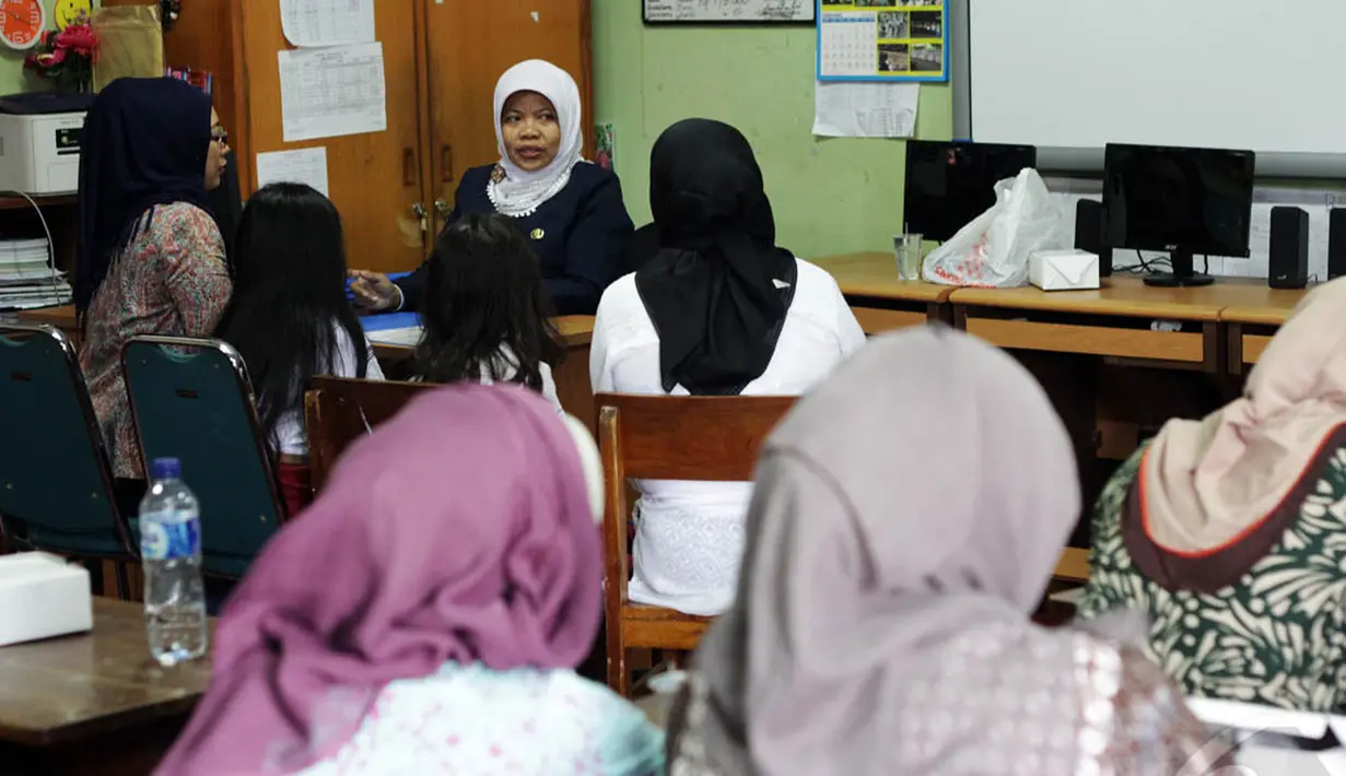 Hari pertama masuk sekolah pasca libur panjang akhir semester, dimanfaatkan SDN Menteng 01 untuk membagikan rapor, Jakarta, Senin (5/1/2015). (Liputan6.com/Faizal Fanani)