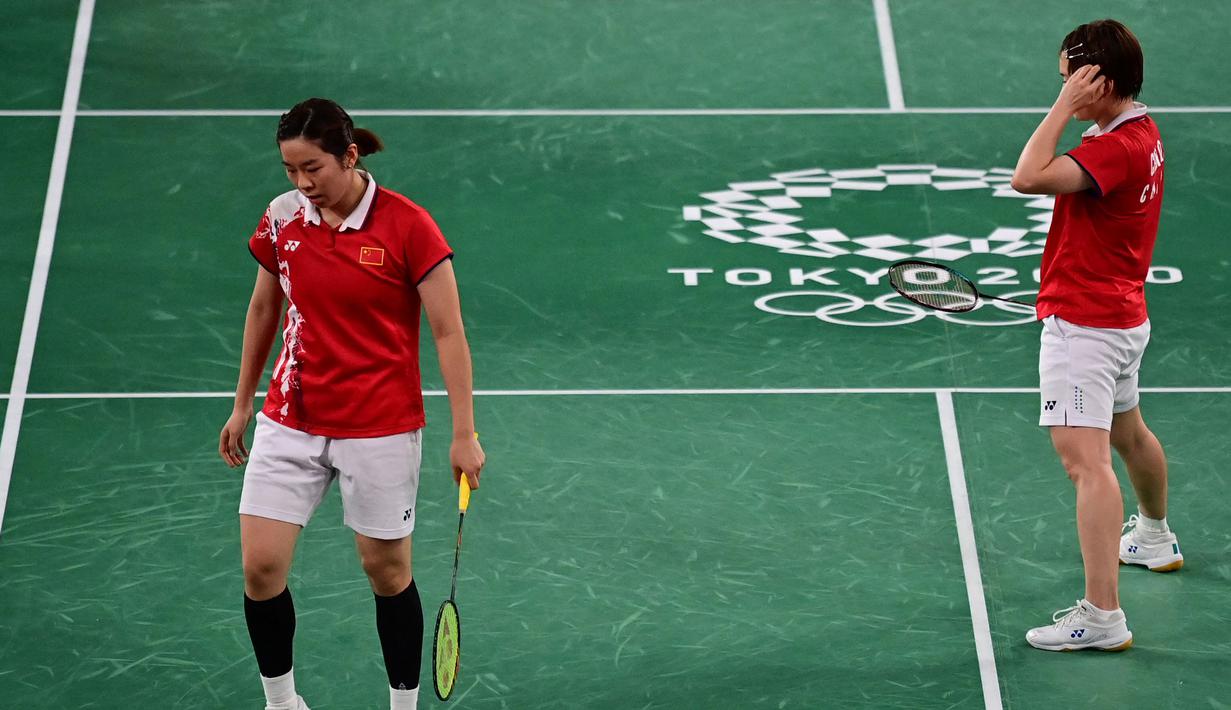 Pasangan Chen Qing Chen dan Jia Yi Fan harus mendapatkan perlawanan sengit dari pasangan Indonesia di gim kedua. Pasangan peringkat ketiga dunia tersebut harus tertinggal 7-11 hingga interval gim kedua. (Foto: AFP/Pedro Pardo)