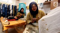 Pengrajin mencanting batik di atas kain pada peresmian BSI UMKM Center Surabaya, Jawa Timur, Kamis (21/07/2022). (Liputan6.com/HO/BSI)
