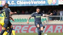 Penyerang Inter Milan, Mauro Icardi (kanan) mulai ragu dengan masa depannya. (Filippo Venezia/ANSA via AP)